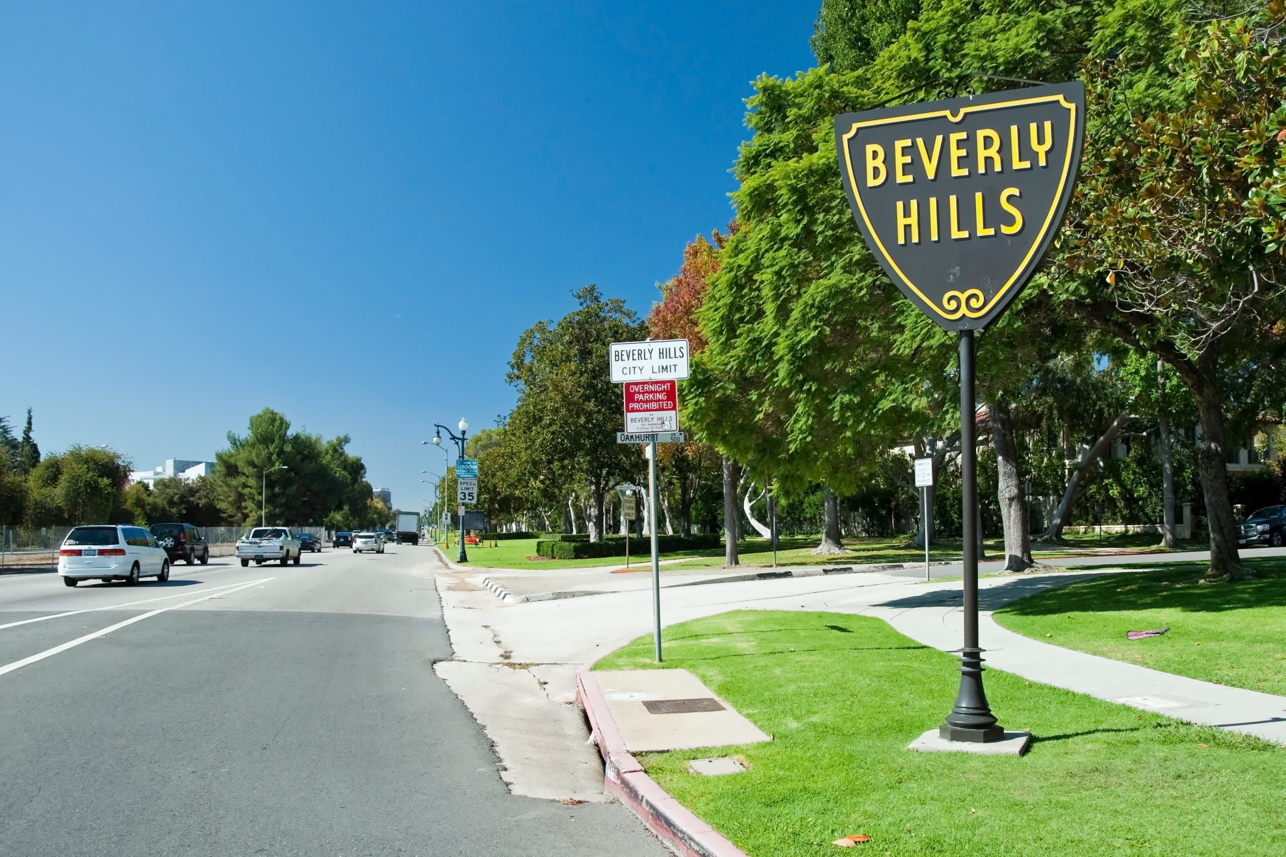 Beverly,Hills,Sign,In,Los,Angeles,Park,With,Beautiful,Blue