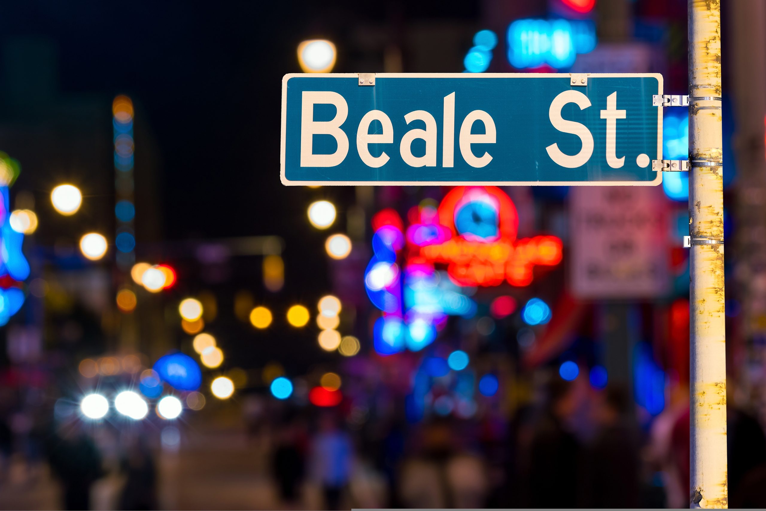 Beale,Street,Sign,With,Blur,Background,In,Memphis.