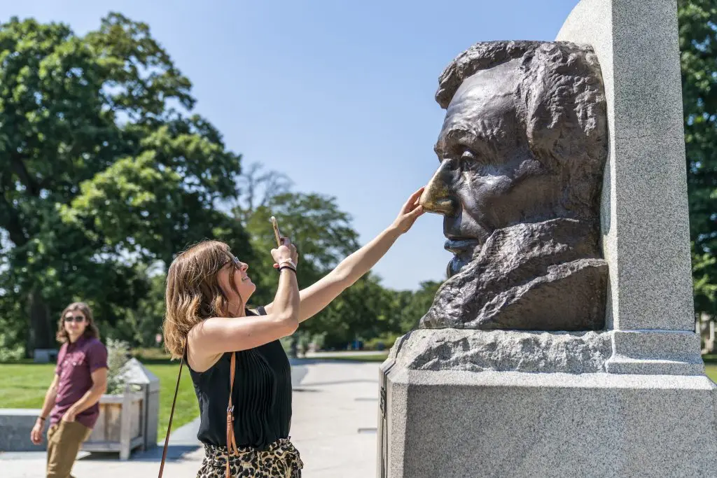 Enjoy Illinois 459558 a woman takes a photo rubbing abes nose at the lincoln tomb