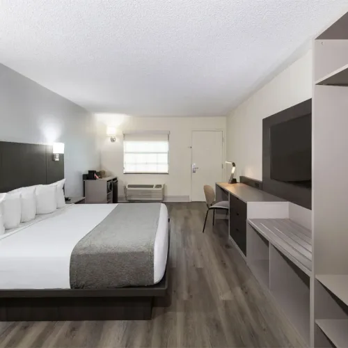 avanti-international-resort-orlando-superior-king-guestroom