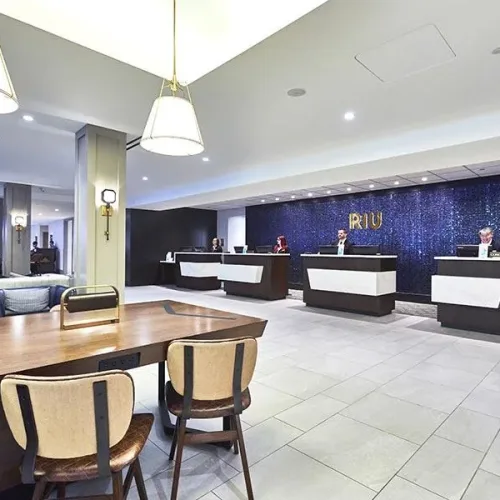 lobby-riu-plaza-fishermans-2_tcm55-232518