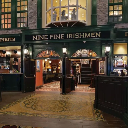 mg-lasny-irishmen-entrance-52982_Wide-Hor